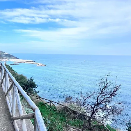 Apartmán Splendido Con Piscina E Vista Mare *